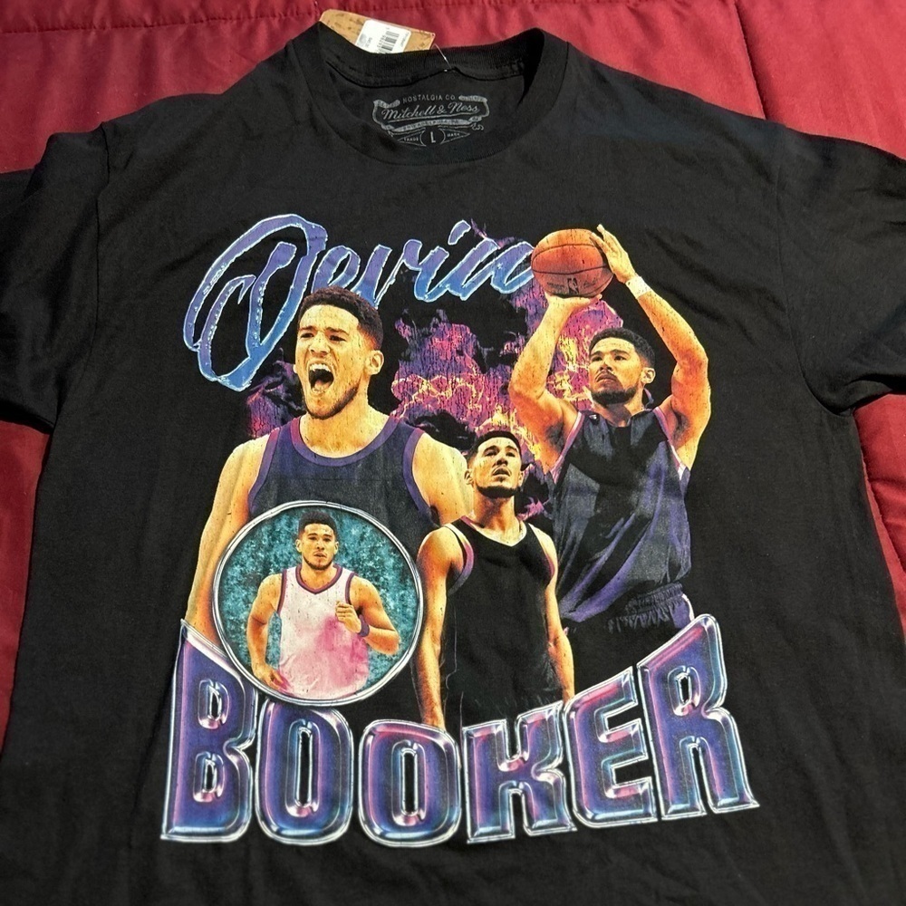 MEN'S MITCHELL & NESS DEVIN BOOKER COLLAGE GRAPHIC T-SHIRT